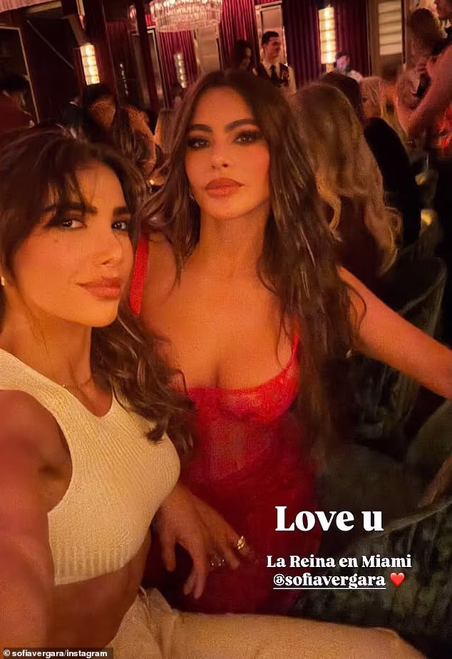 Vergara posed with friend Natalia Botero