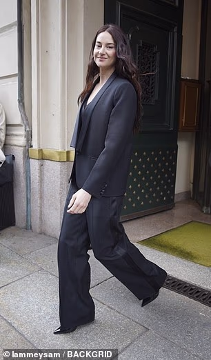 She let her brunette locks fall loose down her shouldders