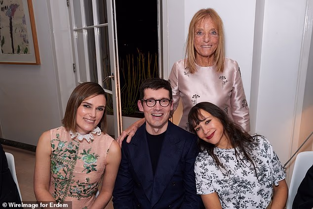 She appeared in great spirits as she joined Erdem Moralioglu, Rashida Jones and Ruth Rogers for a sweet snap during the dinner