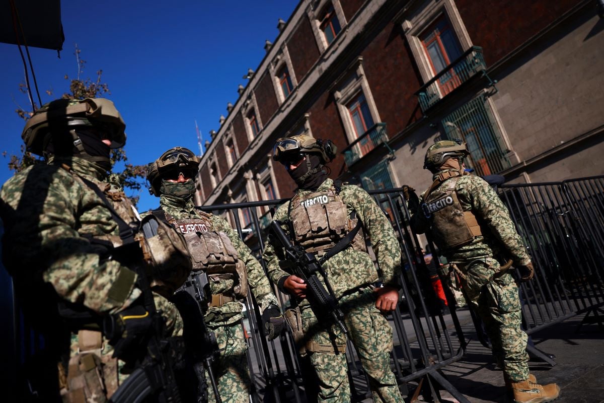 Members of the army patrol the perimeter of Palacio Nacional, where President Claudia Sheinbaum held her daily morning press conference about the wave of violence in Mexico, following the killing of drug lord Nemesio Oseguera, known as 'El Mencho,' in a military operation on Sunday, in Mexico City, Mexico, February 23, 2026.PHOTO:REUTERS