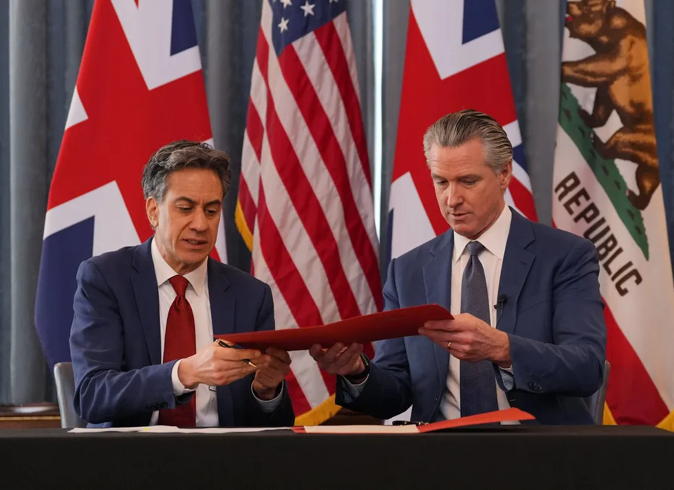 Ed Miliband and Gavin Newsom sign a clean energy agreement in the Foreign Office