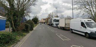 Two men and a woman arrested after man in his 20s stabbed to death in Valley Retail Park in Croydon | UK News