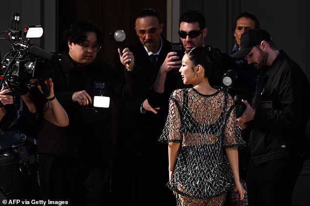 Jennie showed off her figure in the mesh ensemble