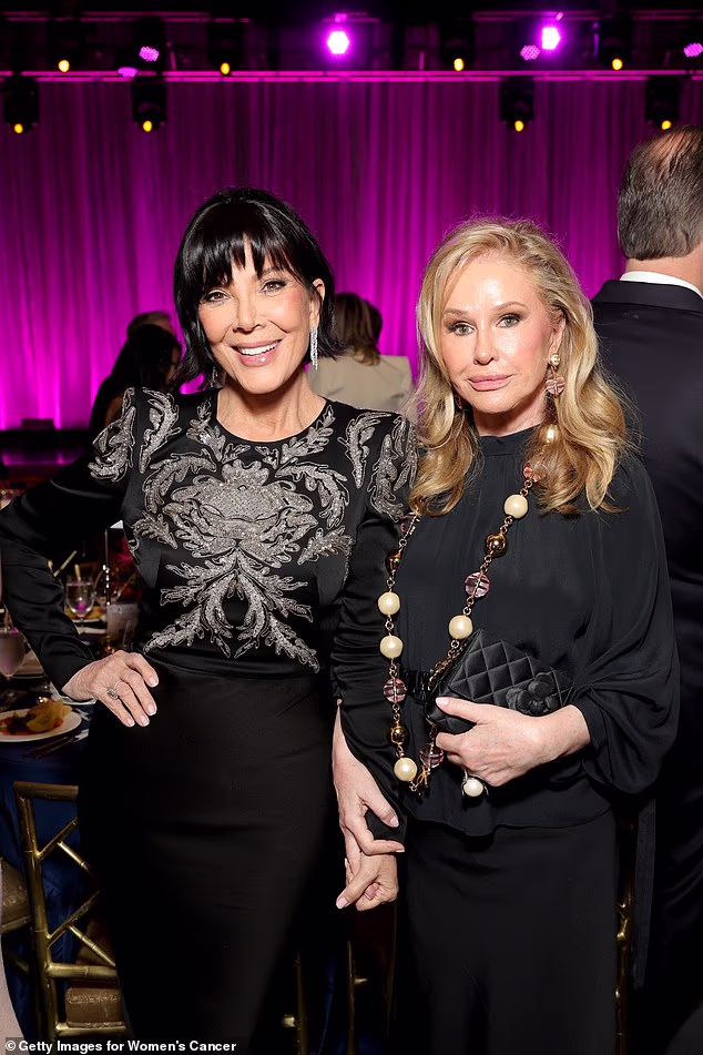 She posed with Hilton