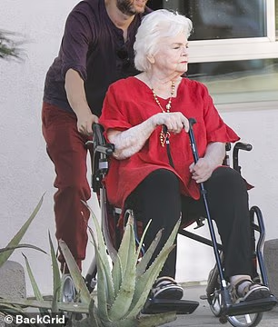 Squibb was born in November 1929 in Vandalia, Illinois and later relocated to Ohio in 1951 where she performed at the Cleveland Play House