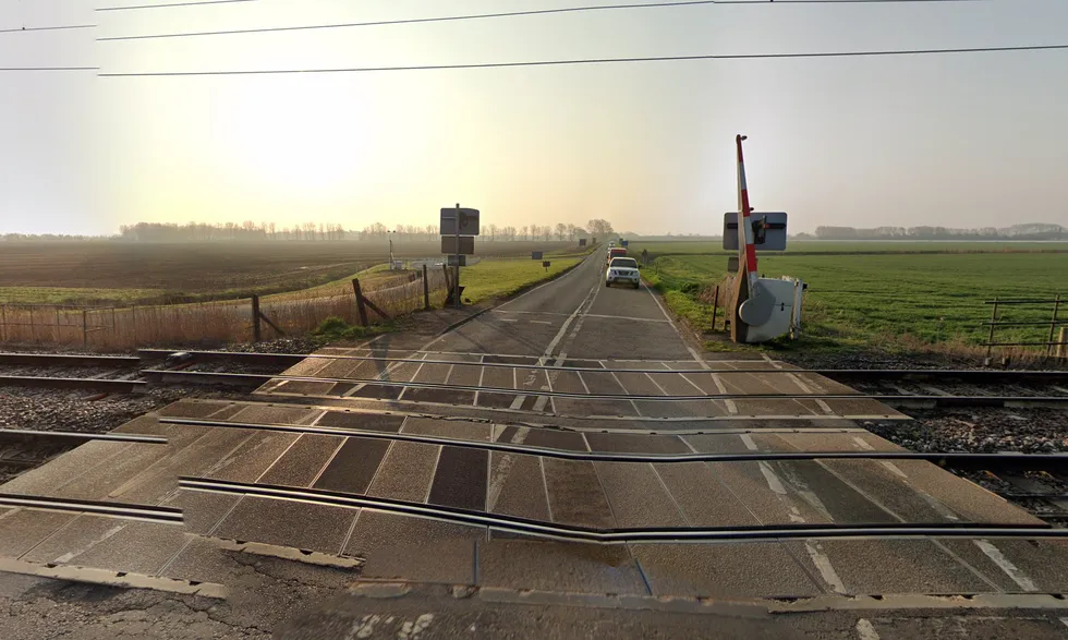 the Dimmocks Cote level crossing on the A1123 Newmarket Road in Stretham