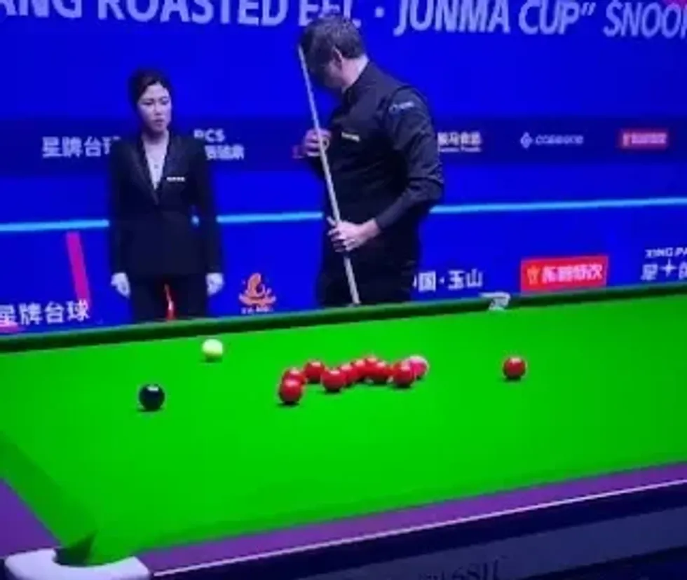 Ronnie O'Sullivan was bothered by his own jacket