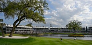 Gunman shoots two dead in Florida as police launch manhunt