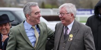 Alex Ferguson attends Cheltenham alongside iconic British actor as two former Man Utd captains present