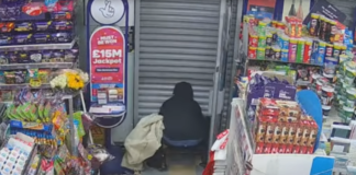 ‘Incredibly brave’ man traps armed robber inside shop he tried to raid | News UK Video News